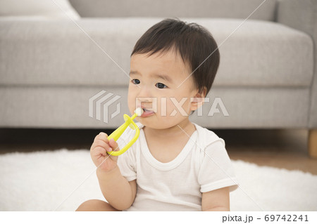 赤ちゃん用歯ブラシで歯磨き練習の写真素材
