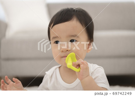 赤ちゃん用歯ブラシで歯磨き練習 赤ちゃん用歯ブラシで歯磨き練習 69742249