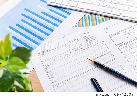 履歴書　グラフ　ビジネスイメージ 69742905