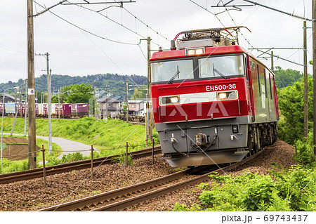 カーブを走る貨物列車 宮城県大河原町 カーブを走る貨物列車 宮城県大河原町 69743437