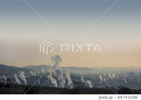 別府市街地　朝焼けと湯けむり 69743506