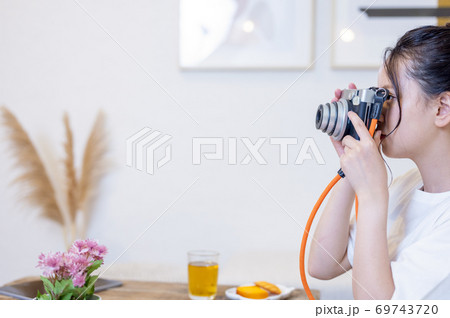 インスタントカメラをかまえる、カメラ女子 69743720