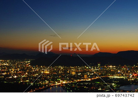 香川県高松市　獅子の霊巌展望台から見た高松市街の夜景 69743742