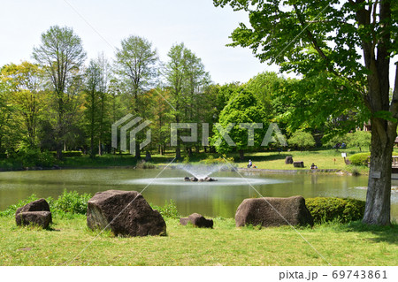 池と噴水がある公園の風景 69743861