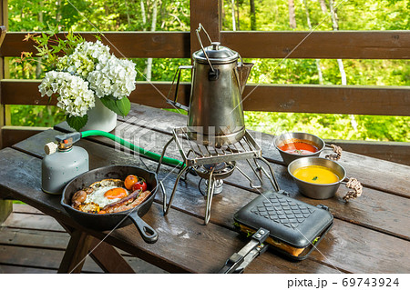 アウトドア料理　Camp food to enjoy outdoors 69743924