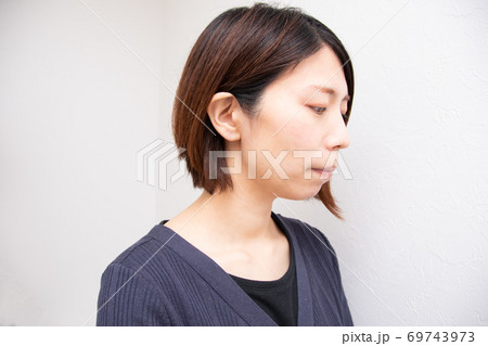 女性の横顔の写真素材