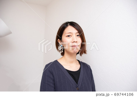 正面向きの女性 69744106
