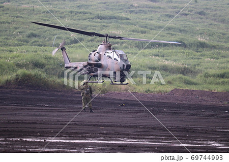 陸上自衛隊のAH-1対戦車ヘリコプター 69744993