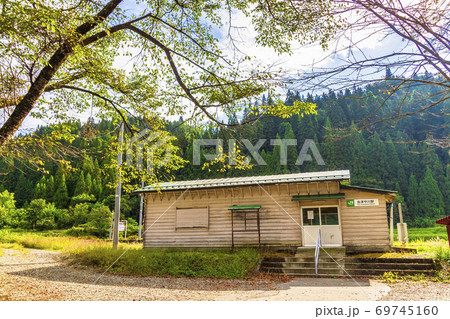 秋の只見線会津中川駅 福島県金山町 秋の只見線会津中川駅 福島県金山町 69745160