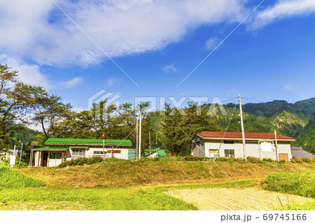 秋の只見線会津中川駅　福島県金山町 69745166