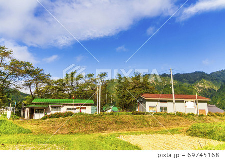 秋の只見線会津中川駅 福島県金山町 秋の只見線会津中川駅 福島県金山町 69745168