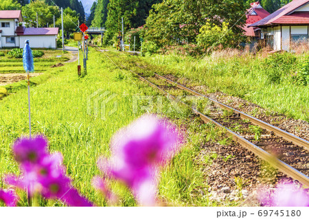 秋の只見線会津中川駅の直線線路と街並み 福島県金山町 秋の只見線会津中川駅の直線線路と街並み 福島県金山町 69745180