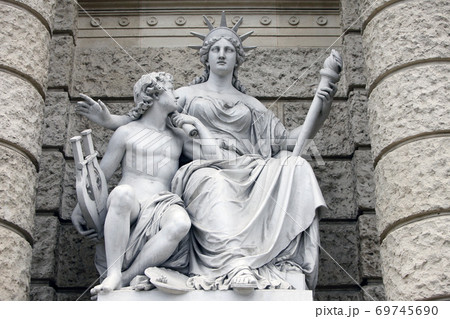 Europa, statues depicting personifications of the continents. Naturhistorisches Museum, Vienna. Europa, statues depicting personifications of the continents. Naturhistorisches Museum, Vienna. 69745690