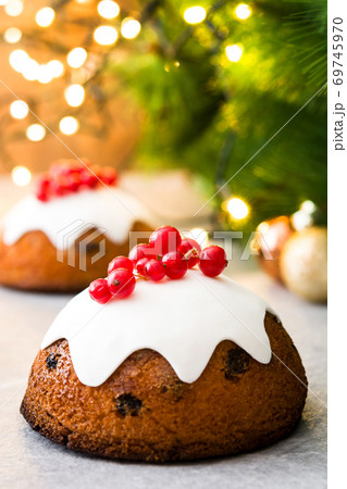 Christmas pudding with christmas light background Christmas pudding with christmas light background 69745970