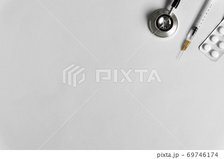 医療の背景素材とコピースペース。聴診器と注射器と薬 医療の背景素材とコピースペース。聴診器と注射器と薬 69746174