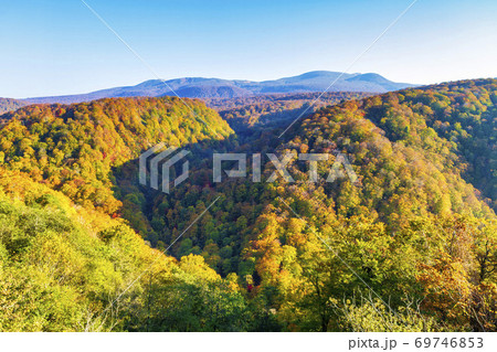 紅葉時期の国道398号線湯浜峠の風景 宮城県栗原市の写真素材