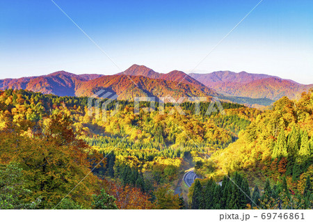 紅葉時期の国道398号線湯浜峠の風景 宮城県栗原市の写真素材