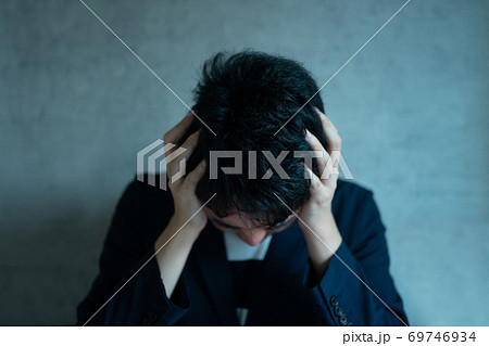 悩む男性 69746934