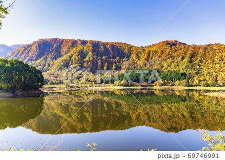 紅葉時期の桁倉沼と水鏡　秋田県湯沢市 69746991