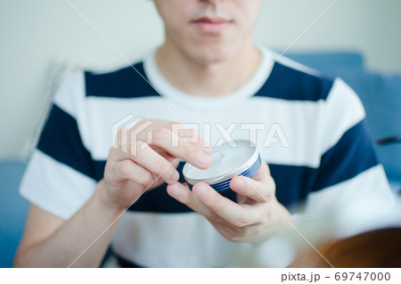 メンズコスメでスキンケアをする男性 69747000
