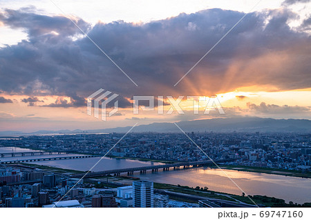 《大阪府》大阪の夕暮れ・淀川と街並み 69747160
