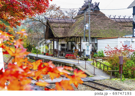 紅葉時期の会津鉄道湯野上温泉駅　福島県下郷町 69747193