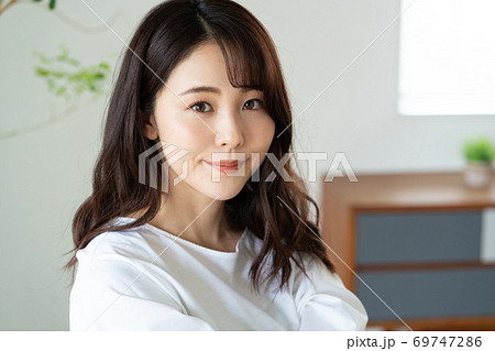笑顔の若い女性の顔のアップ 笑顔の若い女性の顔のアップ 69747286