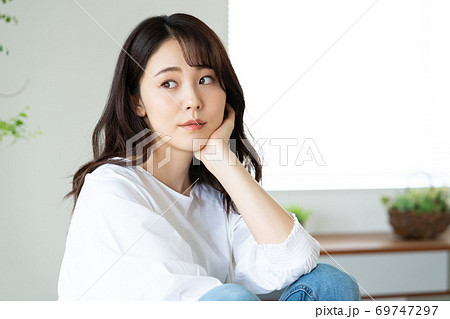 笑顔の若い女性の顔のアップ 笑顔の若い女性の顔のアップ 69747297