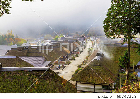 朝霧漂う大内宿　福島県下郷町 69747328