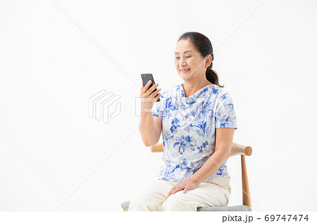 シニア女性　スマートフォン 69747474