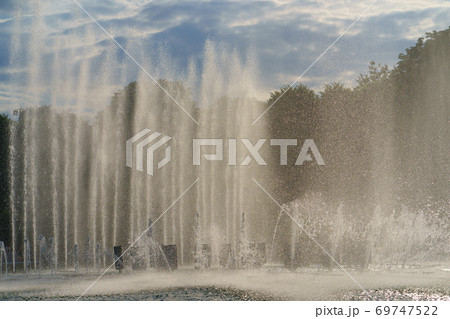 Photography of fountains and blue sky. Hot summer day in the Moscow public park.	 69747522