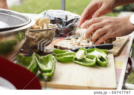 キャンプでのバーベキュー キャンプでのバーベキュー 69747797