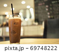 カフェで楽しむアイスコーヒー 69748222