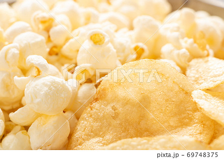 ポップコーンとポテトチップス盛り合わせ。 69748375