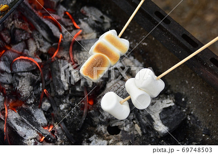 バーベキューで食べるあまーい焼きマシュマロの写真素材