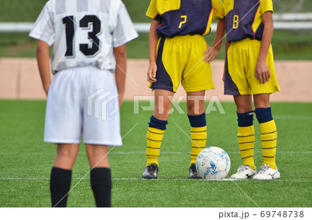 少年サッカー試合 キックオフ の写真素材
