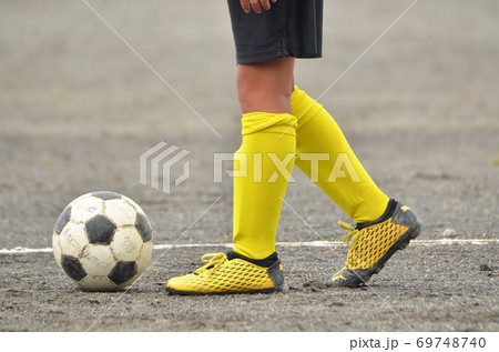 サッカーボールを転がす少年02の写真素材