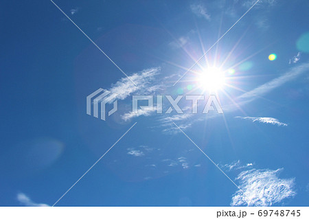 青空 太陽 空 雲 壁紙 背景 背景素材の写真素材