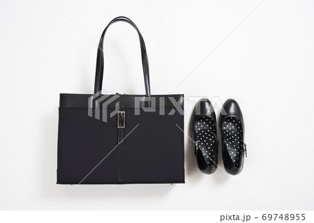 黒いバッグとパンプス 黒いバッグとパンプス 69748955