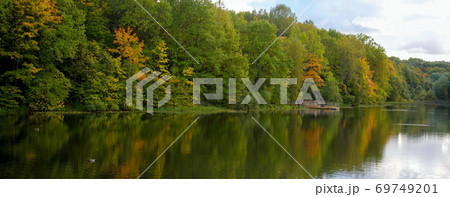 Autumn sunset on the lake with colorful colorful trees 69749201