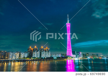 中国広州市、広州タワーの夜景 69749690