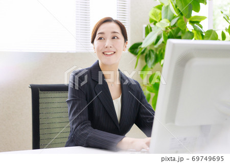 オフィスで働くビジネスウーマン オフィスで働くビジネスウーマン 69749695