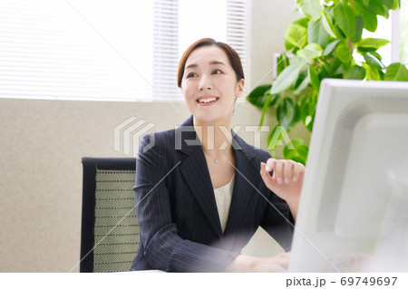 オフィスで働くビジネスウーマン  69749697