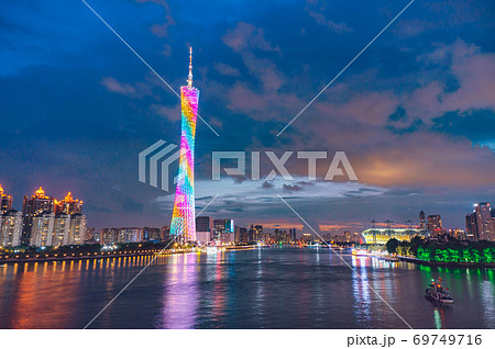 中国広州市、広州タワーの夜景 69749716