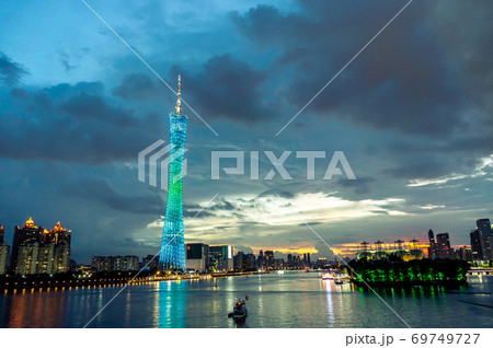 中国広州市、広州タワーの夜景 69749727