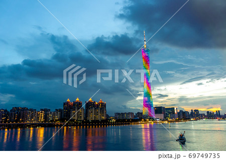 中国広州市、広州タワーの夜景 69749735