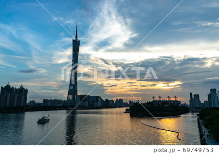 中国広州市、広州タワーの夕景 69749753