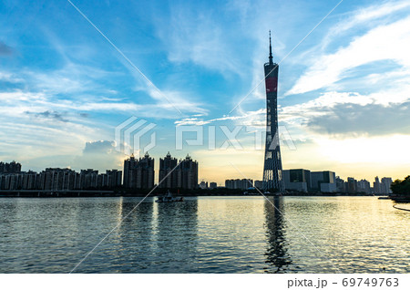 中国広州市、広州タワーの夕景 69749763