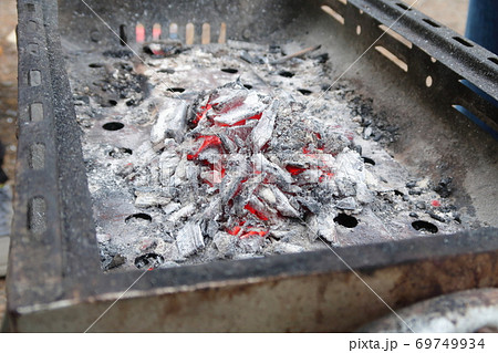 バーベキュー後の炭の残り火 バーベキュー後の炭の残り火 69749934