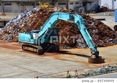 埠頭の金属リサイクル材の船積み場 69749949